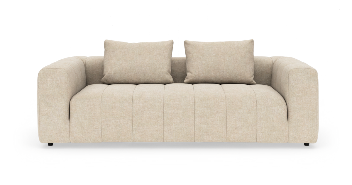 Beige, moderne sofa med to ryghynder, set lige forfra mod hvid studiobaggrund.