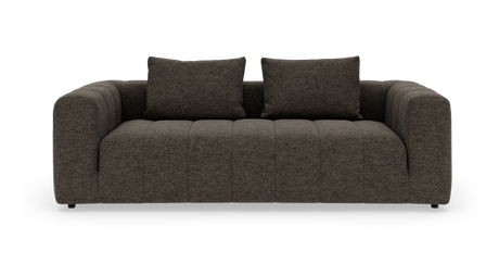 Brun moderne 3‑personers sofa med to rygpuder, brede armlæn og quiltet sæde, frilagt på hvid baggrund.