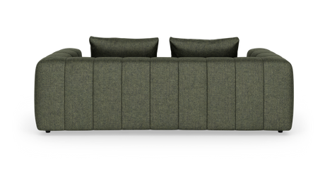 Grøn sofa med to ryghynder, set lige forfra mod hvid studiobaggrund.