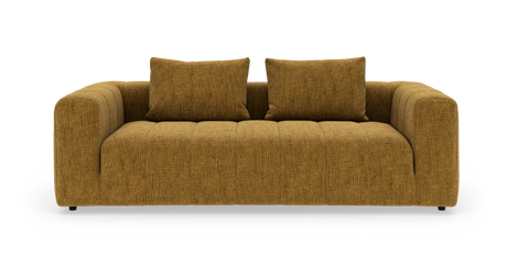 Sennepsgul stofsofa med to puder, set forfra på hvid baggrund.