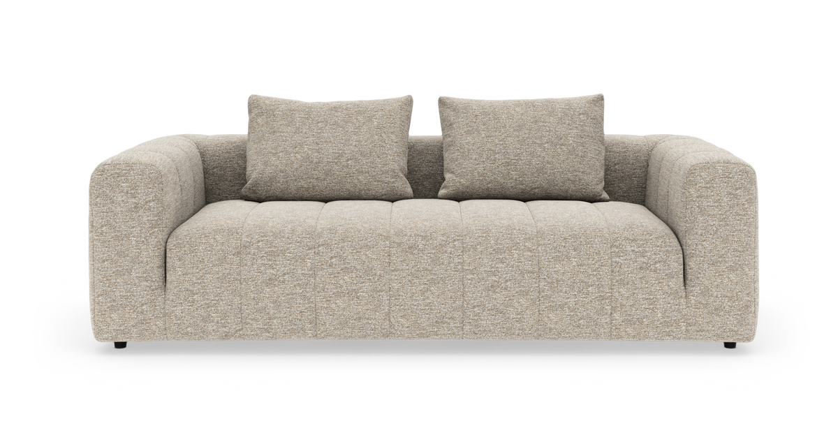 Beigefarvet 3-personers sofa i stof med to ryghynder og afrundede armlæn, set forfra mod hvid baggrund.