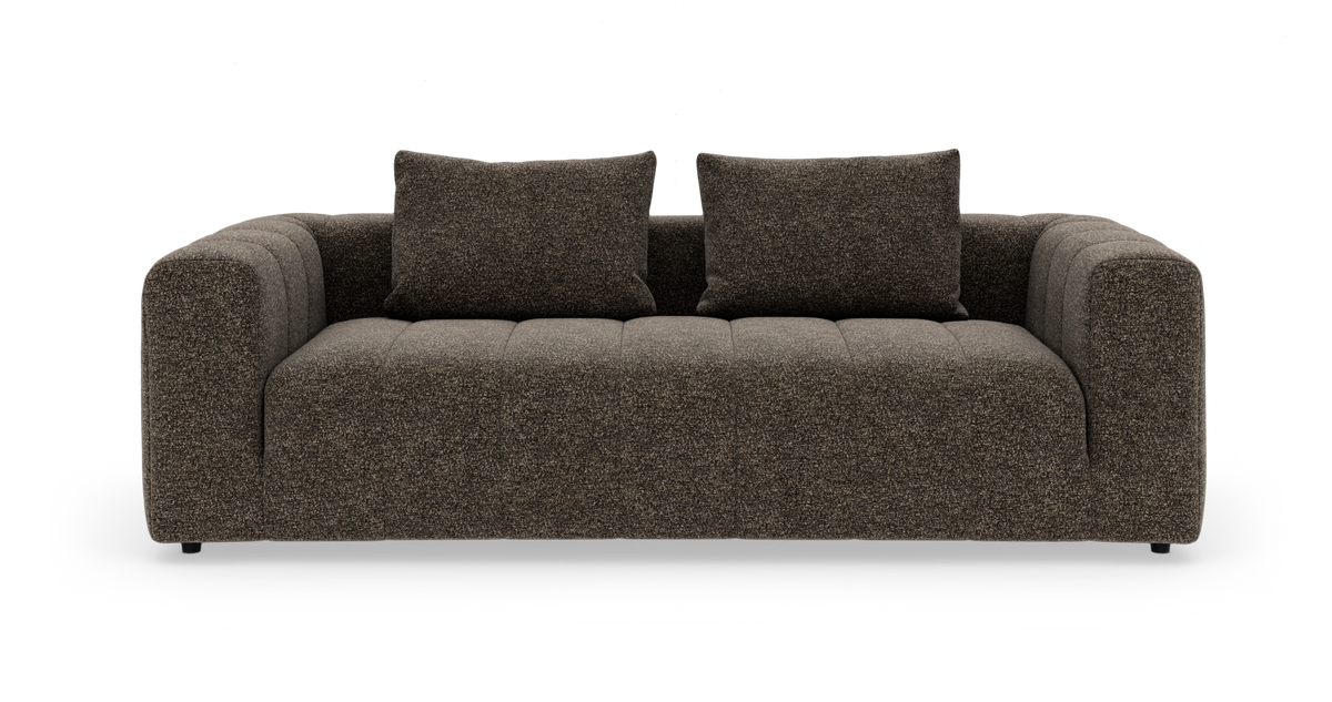 Mørkebrun, moderne 3-personers sofa med to ryghynder, polstret sæde og brede armlæn, fotograferet direkte forfra.