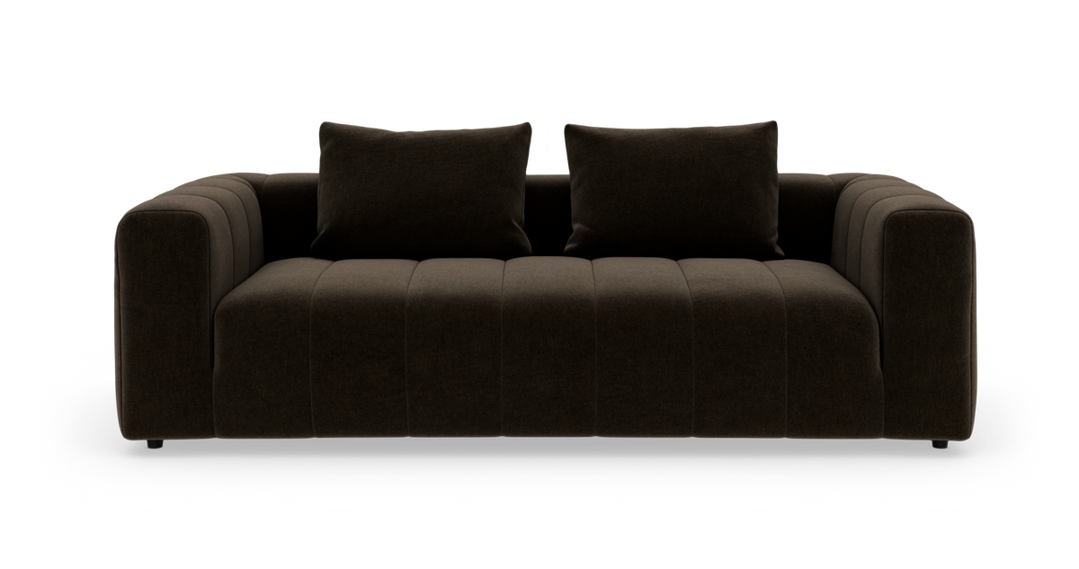 Mørkebrun 3-personers sofa med brede armlæn og to ryghynder, frilagt på hvid baggrund.