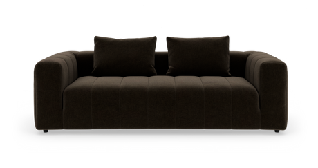 Mørkebrun 3-personers sofa med brede armlæn og to ryghynder, frilagt på hvid baggrund.