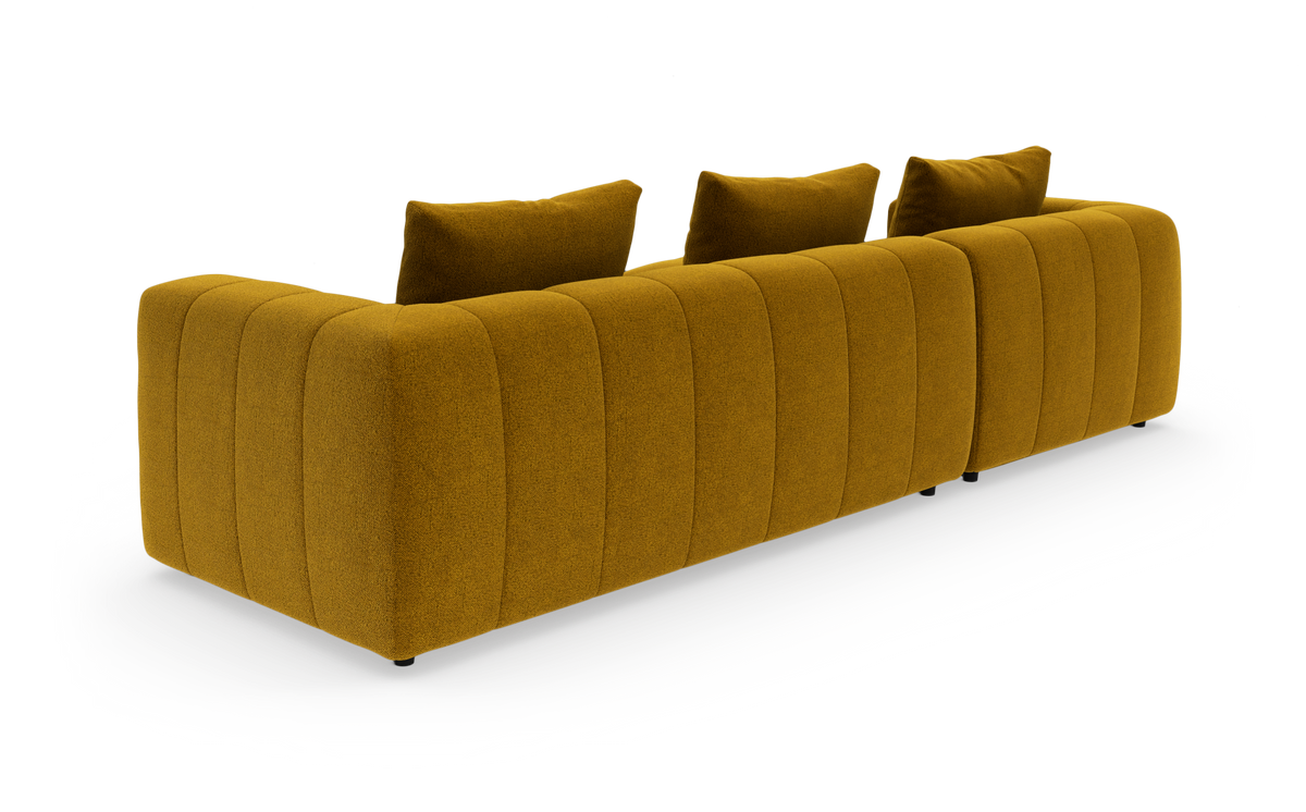 Sennepsgul modulsofa set bagfra i skrå vinkel med lodrette kanalsyninger og tre ryghynder.