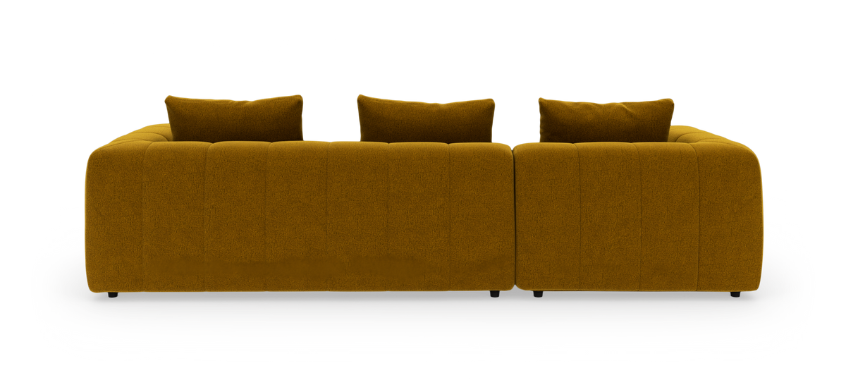Sennepsgul modulsofa set bagfra med tre ryghynder, frilagt på hvid baggrund.