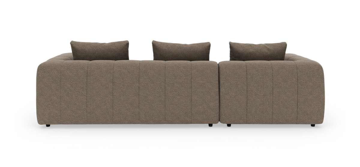 Modulsofa i brungråt stof med tre ryghynder set forfra, frilagt på hvid baggrund.