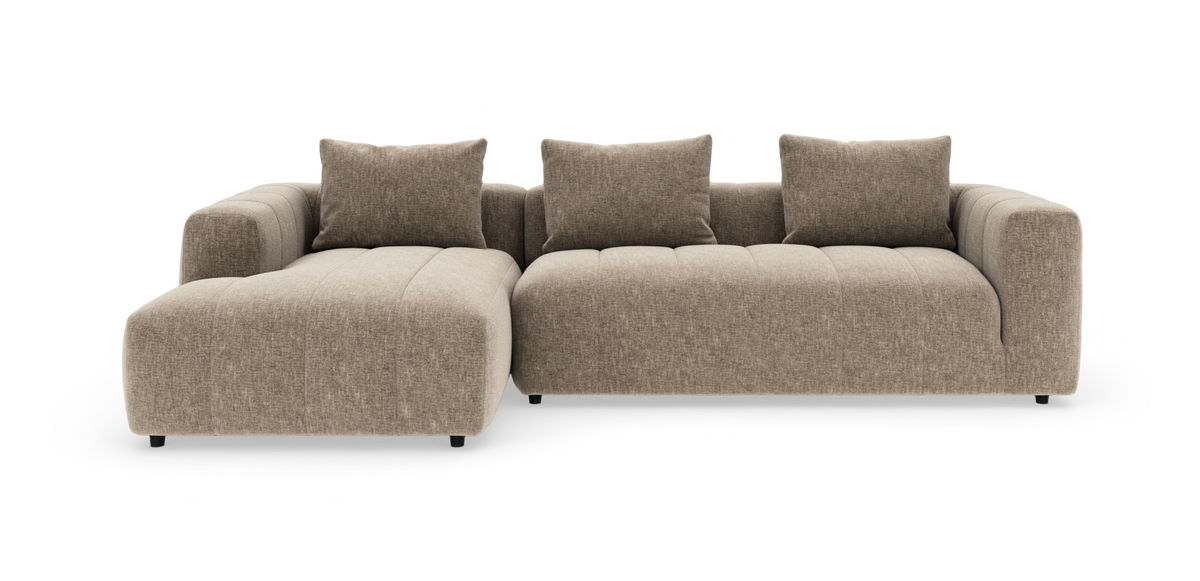 Beige modulsofa med chaiselong til venstre, fritlagt på hvid baggrund.