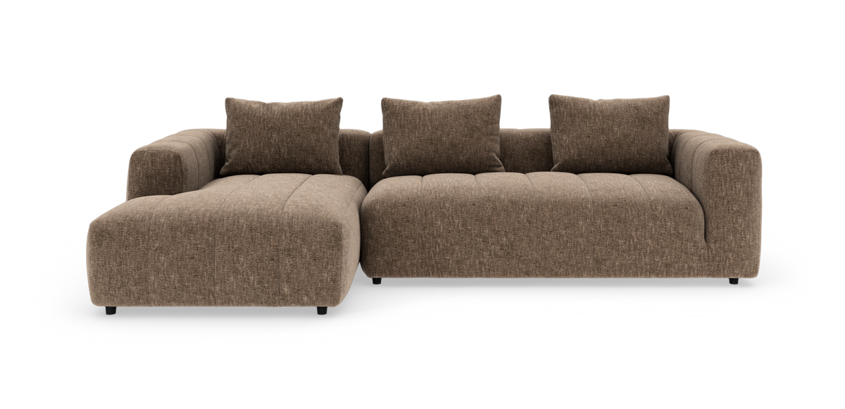 Brun modulsofa med chaiselong til venstre og tre ryghynder, frilagt på hvid baggrund.