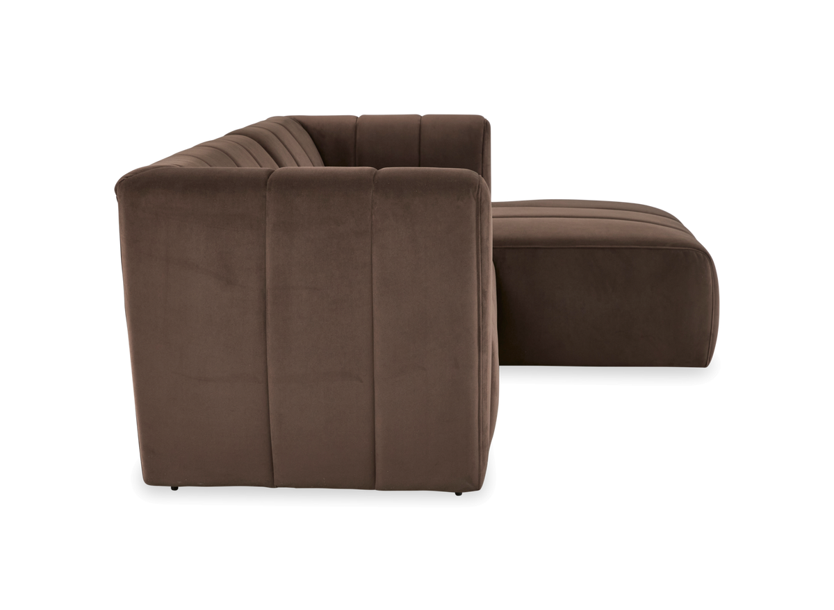 Brun modulsofa med chaiselong set fra siden, frilagt på transparent baggrund.
