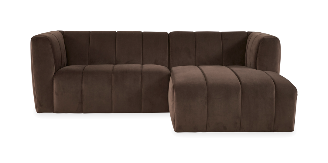 Brun modulsofa i velour med chaiselong til højre, frontview.