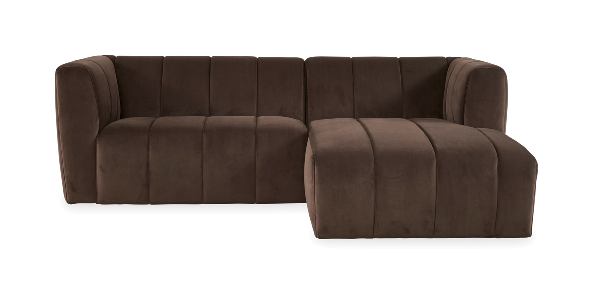 Brun modulsofa i velour med chaiselong til højre, frontview.