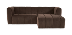 Brun modulsofa i velour med chaiselong til højre, frontview.