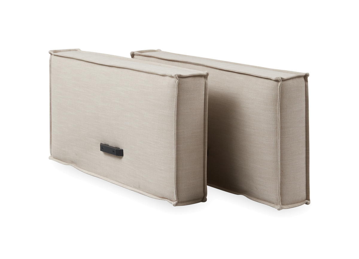 To beige rektangulære sofa-rygpuder med monteringsbeslag, frilagt i studiovisning.