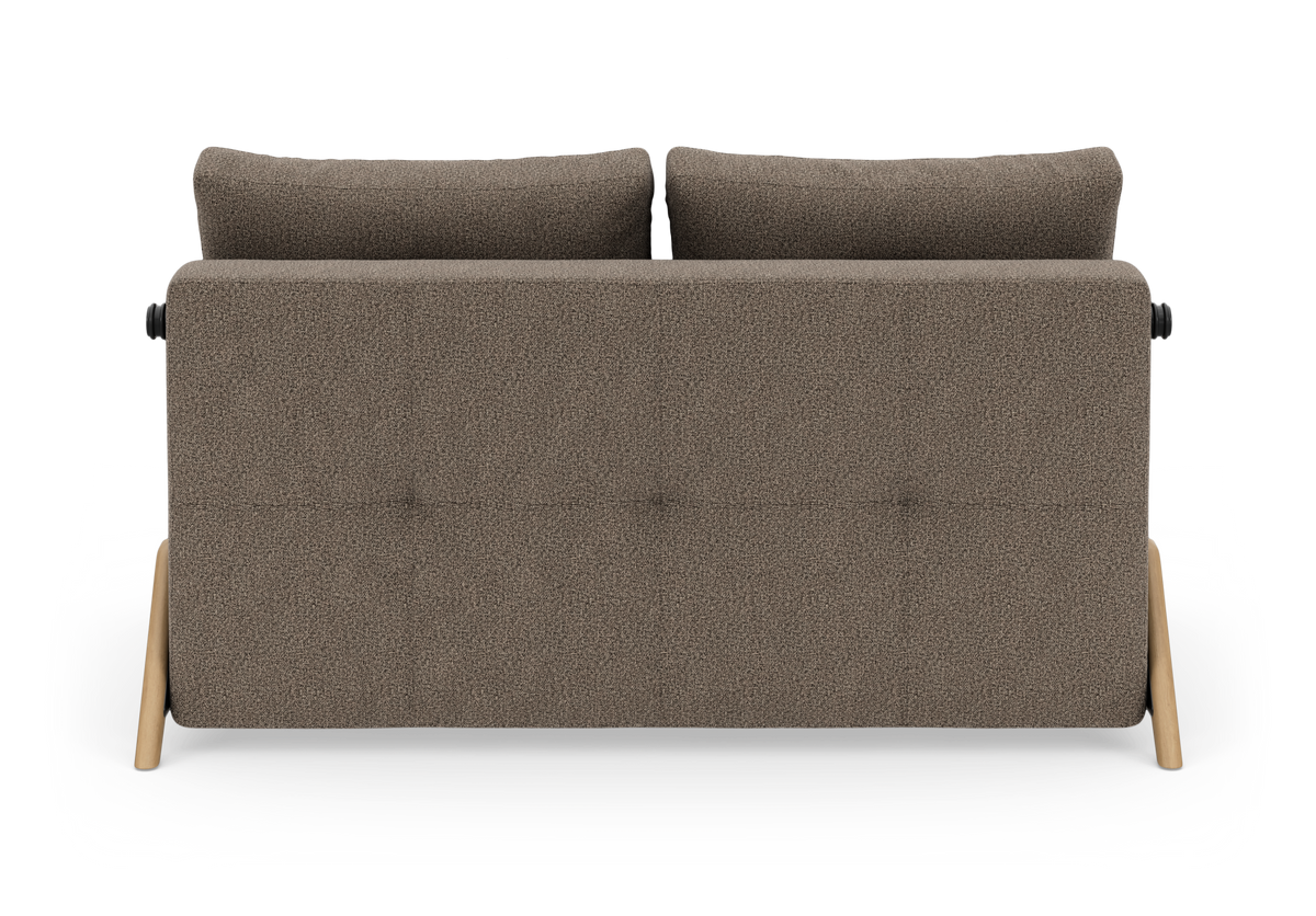 Bagside af en to-personers sofa i brunmeleret stof med træben, frilagt på hvid baggrund.
