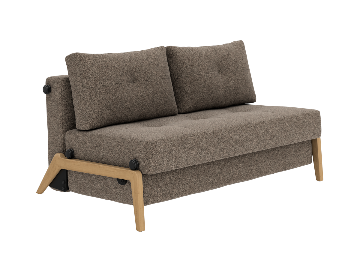 Taupe stofsofa med træben og to rygpuder, frilagt på hvid baggrund.