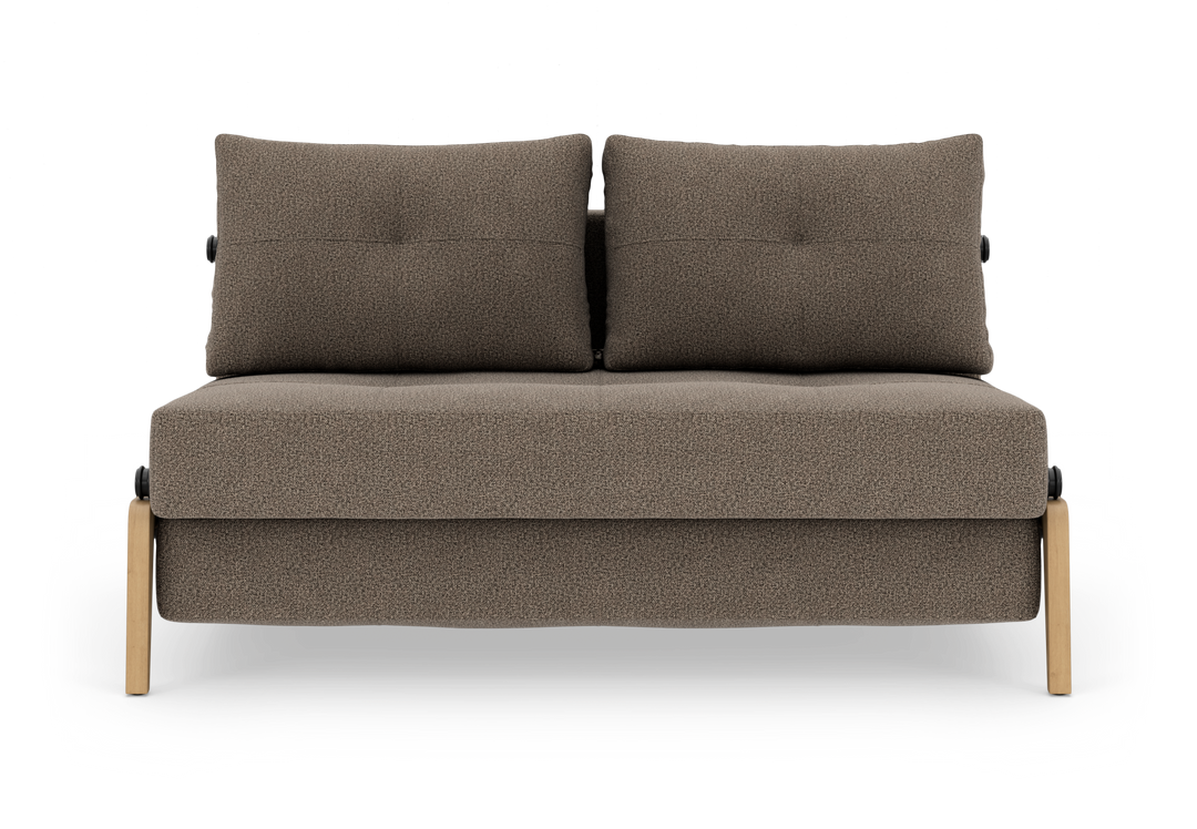 Brun-beige 2-personers sofa med to rygpuder og træben, set forfra.