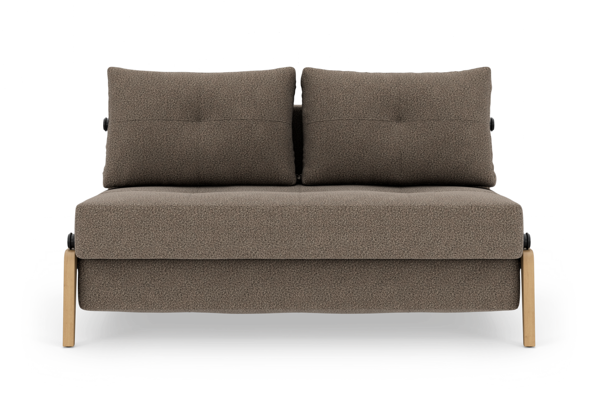 Brun-beige 2-personers sofa med to rygpuder og træben, set forfra.