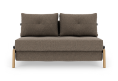 Brun-beige 2-personers sofa med to rygpuder og træben, set forfra.