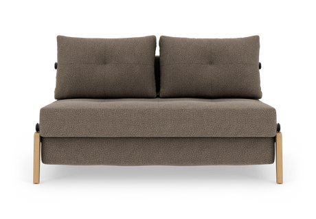 Brun-beige 2-personers sofa med to rygpuder og træben, set forfra.