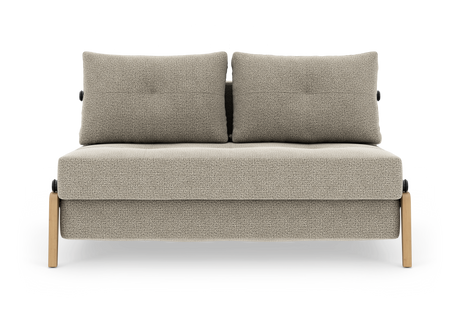 Beigefarvet to-personers sofa med to ryghynder og lyse træben, frilagt på hvid baggrund.