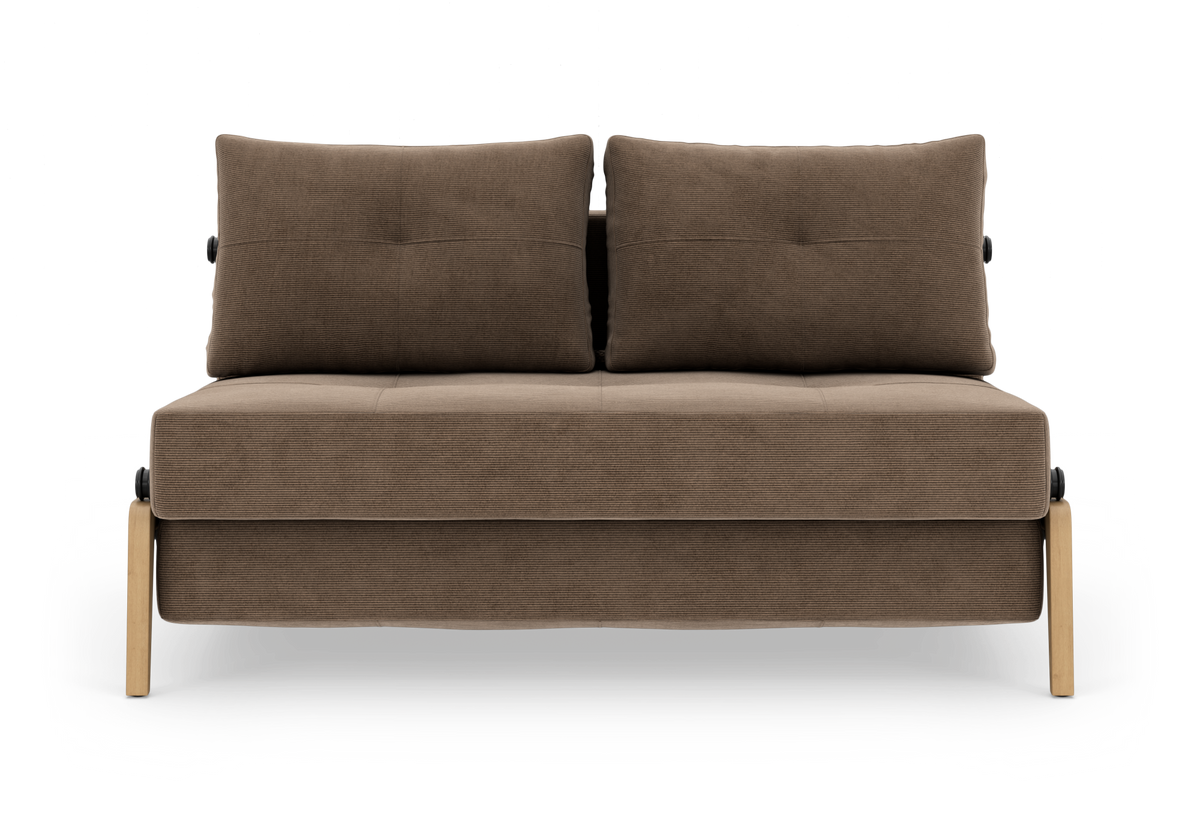 Brun tosædet sofa med to ryghynder og lyse træben, fritlagt på hvid baggrund.