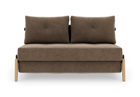 Brun tosædet sofa med to ryghynder og lyse træben, fritlagt på hvid baggrund.