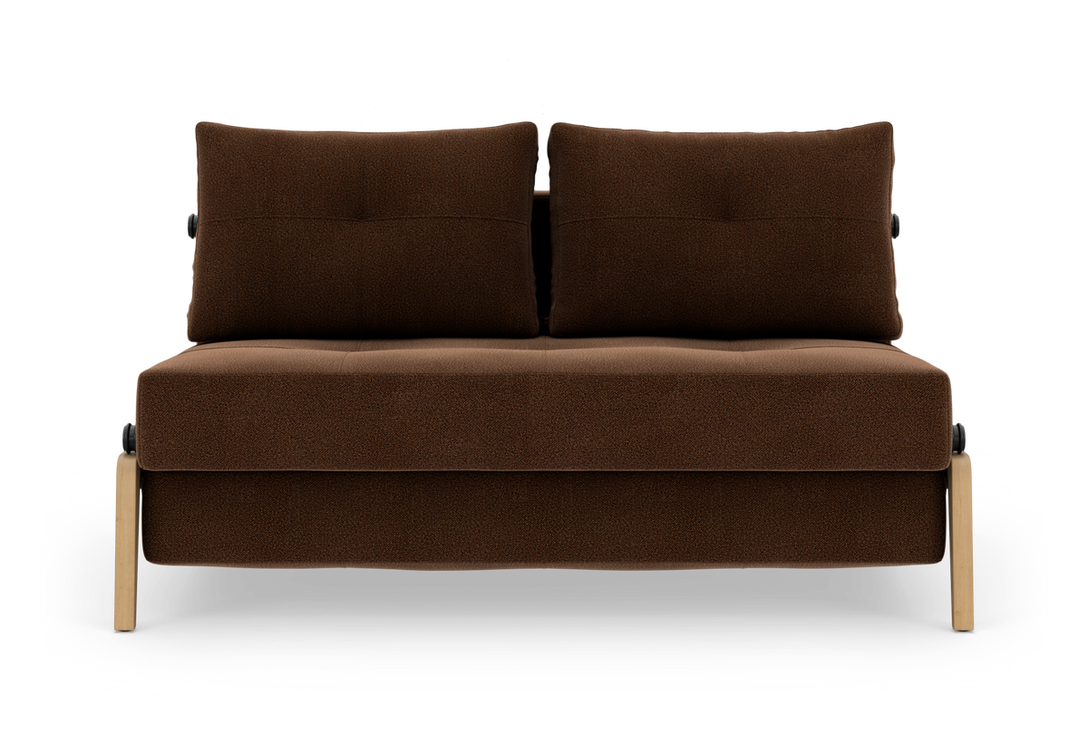 Brun 2-personers sofa med to ryghynder og lyse træben, frilagt mod hvid baggrund, set forfra.
