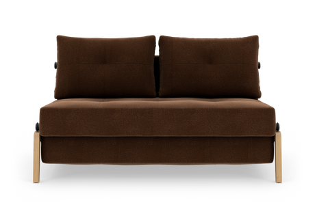 Brun 2-personers sofa med to ryghynder og lyse træben, frilagt mod hvid baggrund, set forfra.
