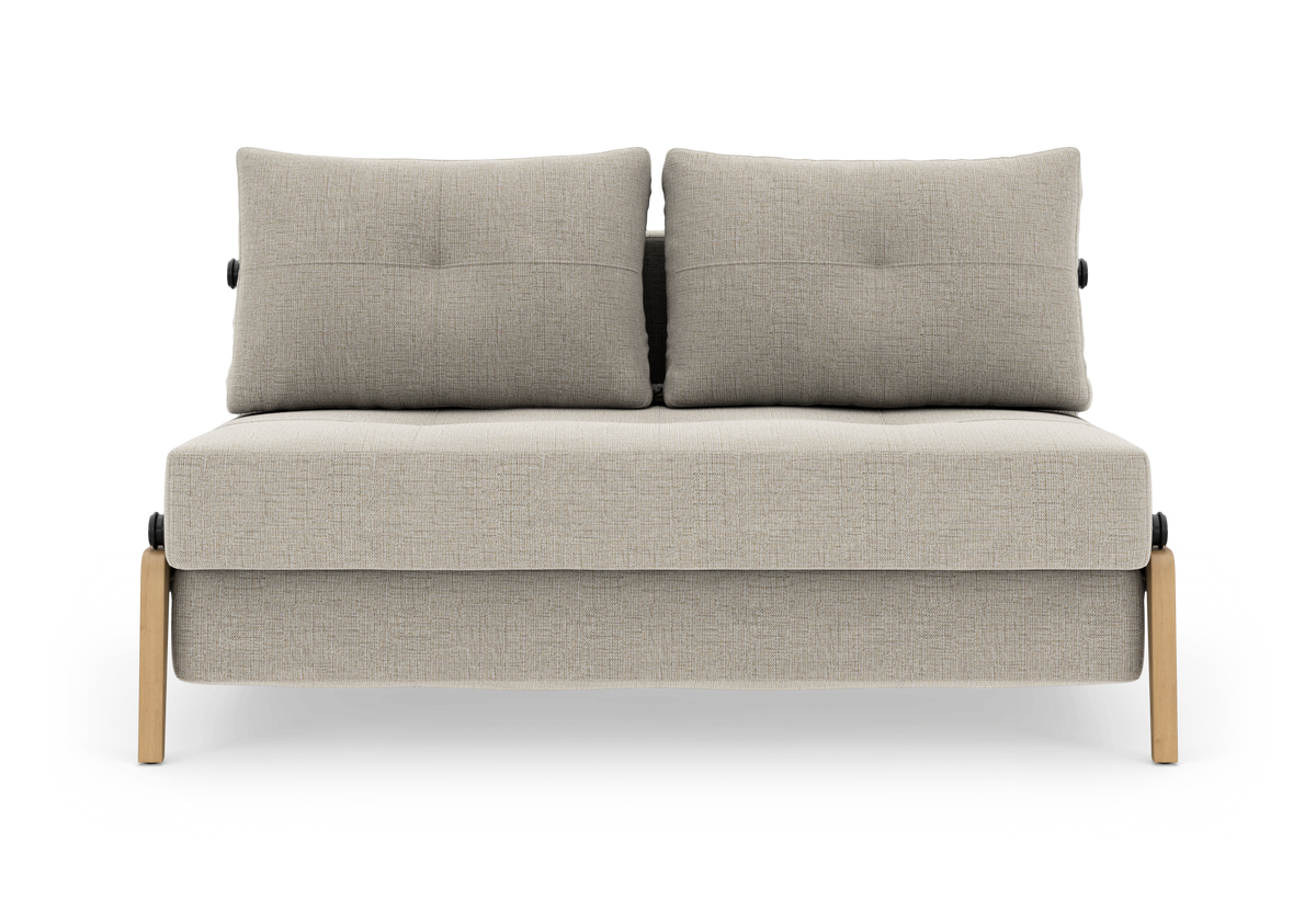 Beigefarvet 2-personers sofa med to ryghynder, frilagt på hvid baggrund, set forfra.