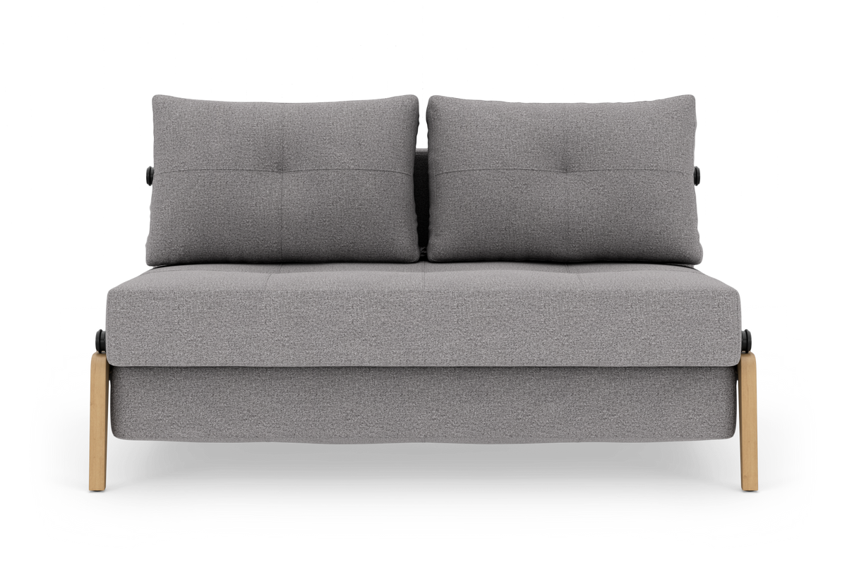 Grå todelt sofa med to ryghynder og lyse træben, frontvisning på hvid frilagt baggrund.