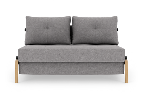 Grå todelt sofa med to ryghynder og lyse træben, frontvisning på hvid frilagt baggrund.