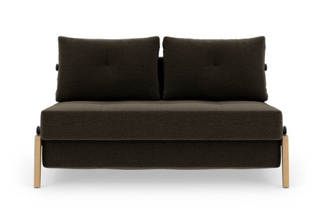 Mørkebrun 2-personers sofa med to ryghynder og lyse træben, frilagt på hvid baggrund.
