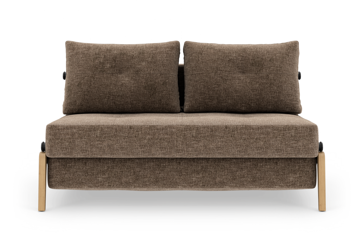 Brun tosædet sofa med to ryghynder og lyse træben, fritlagt på hvid baggrund.