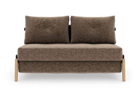 Brun tosædet sofa med to ryghynder og lyse træben, fritlagt på hvid baggrund.