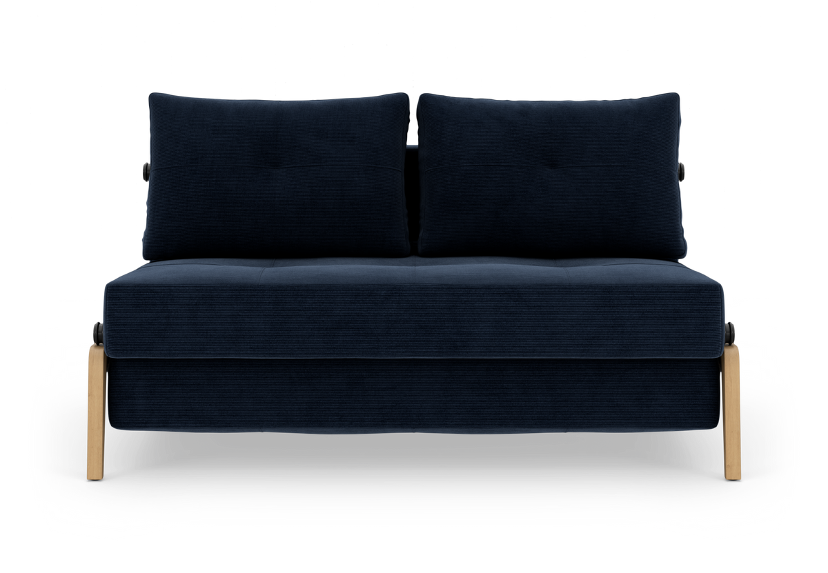 Mørkeblå 2-personers sofa med træben, set forfra på hvid baggrund.