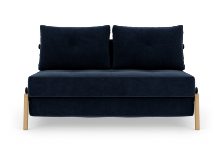 Mørkeblå 2-personers sofa med træben, set forfra på hvid baggrund.