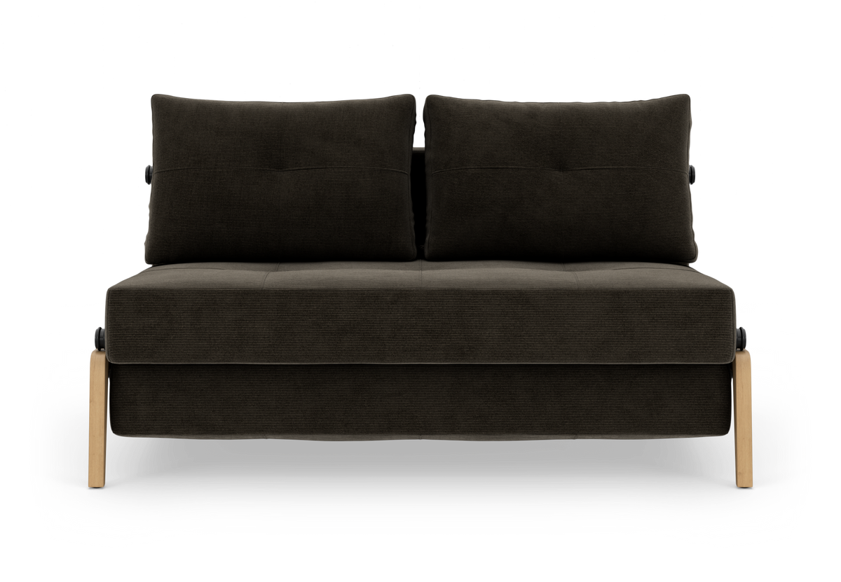 Mørkegrå to-personers sofa med to løse rygpuder og lyse træben, frilagt på hvid baggrund.