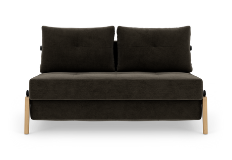 Mørkegrå to-personers sofa med to løse rygpuder og lyse træben, frilagt på hvid baggrund.