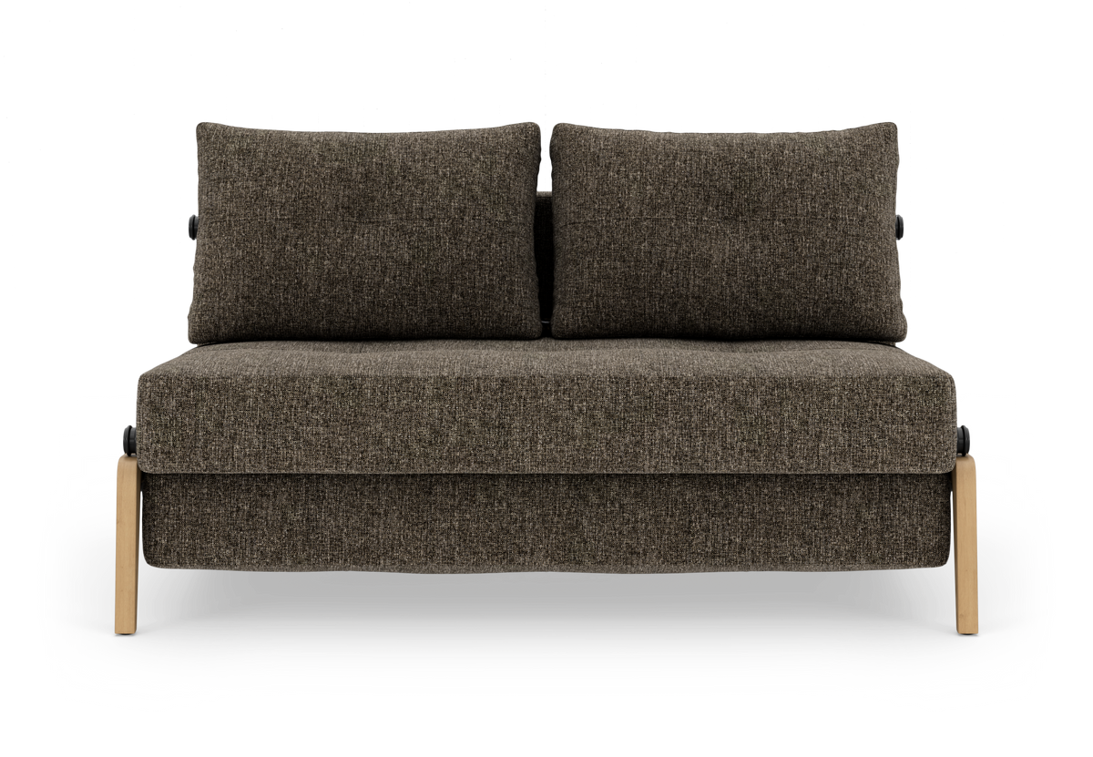 Fritstående to-personers sofa i brunmeleret stof med to ryghynder og lyse træben, fotograferet lige forfra.
