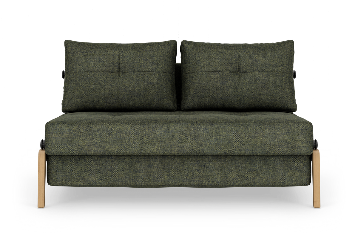 Grøn 2-personers sofa med to ryghynder og lyse træben, frilagt på hvid baggrund.