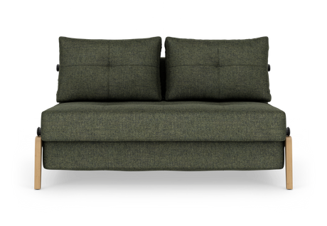 Grøn 2-personers sofa med to ryghynder og lyse træben, frilagt på hvid baggrund.