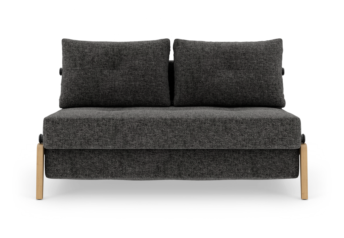 Mørkegrå 2-personers sofa i stof med lyse træben, frilagt på hvid baggrund.