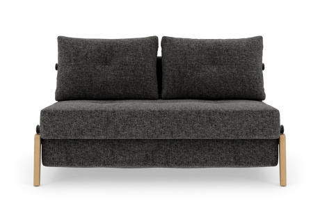 Mørkegrå 2-personers sofa i stof med lyse træben, frilagt på hvid baggrund.