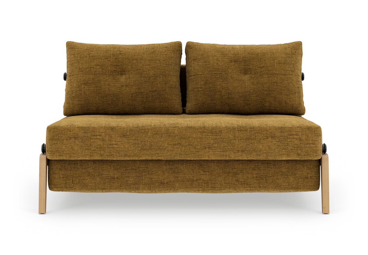 Sennepsgul 2-personers sofa med to ryghynder og lyse træben, frilagt på hvid baggrund.