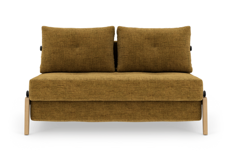 Sennepsgul 2-personers sofa med to ryghynder og lyse træben, frilagt på hvid baggrund.