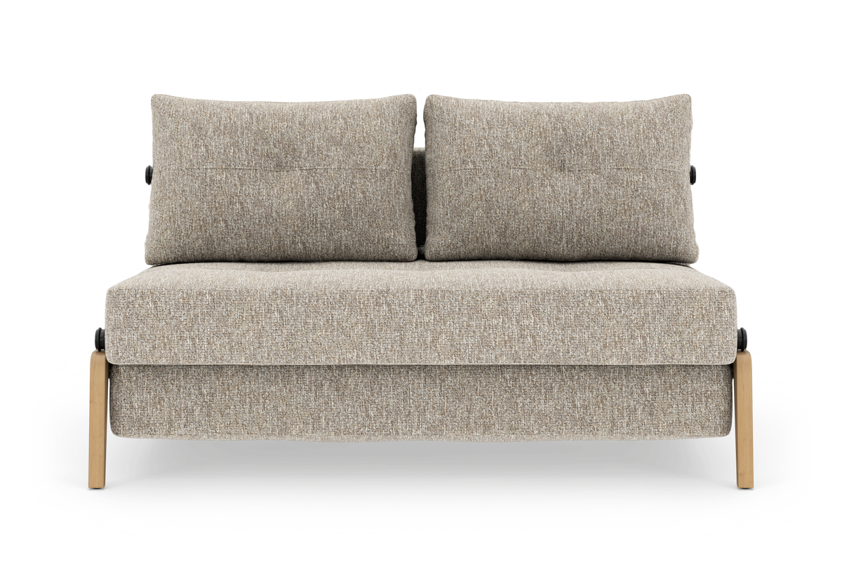 Beige 2-personers sofa med to ryghynder og lyse træben, frontvisning.