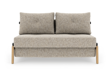 Beige 2-personers sofa med to ryghynder og lyse træben, frontvisning.