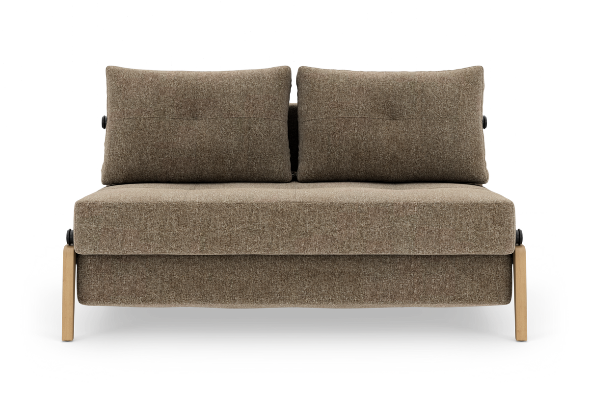 Brun-beige tosæders sofa med to rygpuder og lyse træben, frontudsyn på hvid frilagt baggrund.