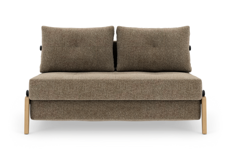 Brun-beige tosæders sofa med to rygpuder og lyse træben, frontudsyn på hvid frilagt baggrund.